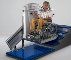 Plataforma elevadora inclinada para sillas de ruedas. Tramos rectos y curvas.
