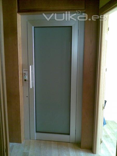 Nueva gama de elevadores hidrulicos DOMUSLIFT. Detalle puerta panormica.