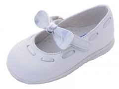 Zapatos salon nina piel blanca con detalles en plata