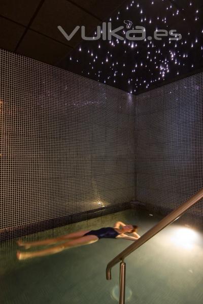 disfrutando de una piscina de flotacion en un spa con sales de epsom naturales terapeuticas - DISMAG