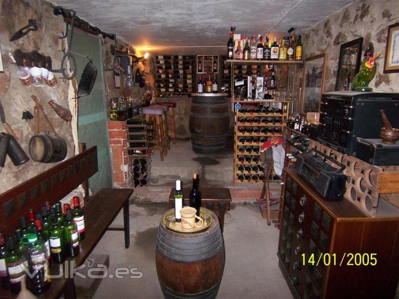 BODEGA EN EL GARAJE CON TODOS LOS UTILES NECESARIOS