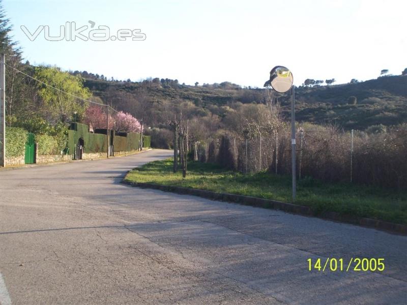 IMAGEN DE LA URBANIZACION ASFALTADA Y CON LUZ, ZONA TRANQUILA.