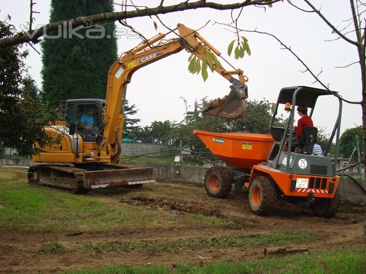 Pala y dumper haciendo una zanja