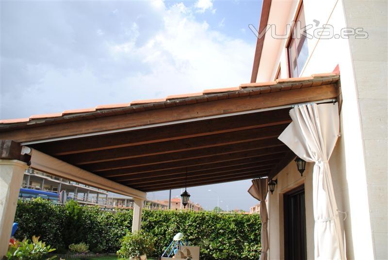 Porche de madera, toldo vertical y cortina