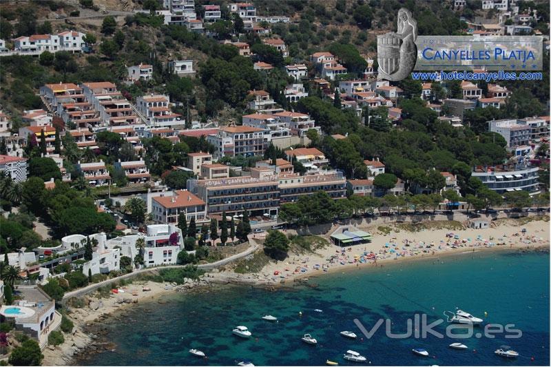 Vista de la Playa justo delante de nuestro Hotel Canyelles Platja en la Costa Brava.