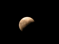 Eclipse de lluna-transició entre YIN  i YANG (foto Dr. Fsc. xavier Forns i Balcells)