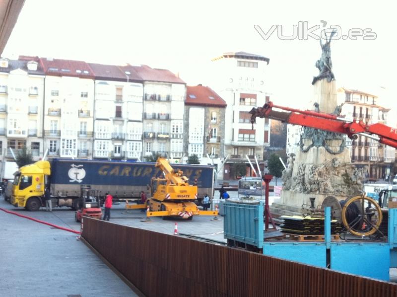 Un Camin de Garurtrans en la Plaza de la Virgen Blanca en pleno centro de Vitoria - Gasteiz