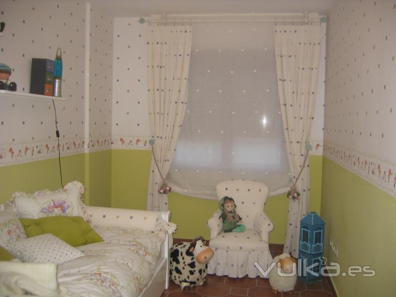 HABITACION INFANTIL EMPAPELADA Y DECORACION TEXTIL