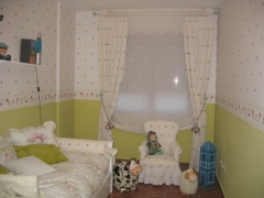 Habitacion infantil empapelada y decoracion textil