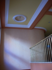 Hueco de esacalera estucada y pintado de techos en diferentes colores