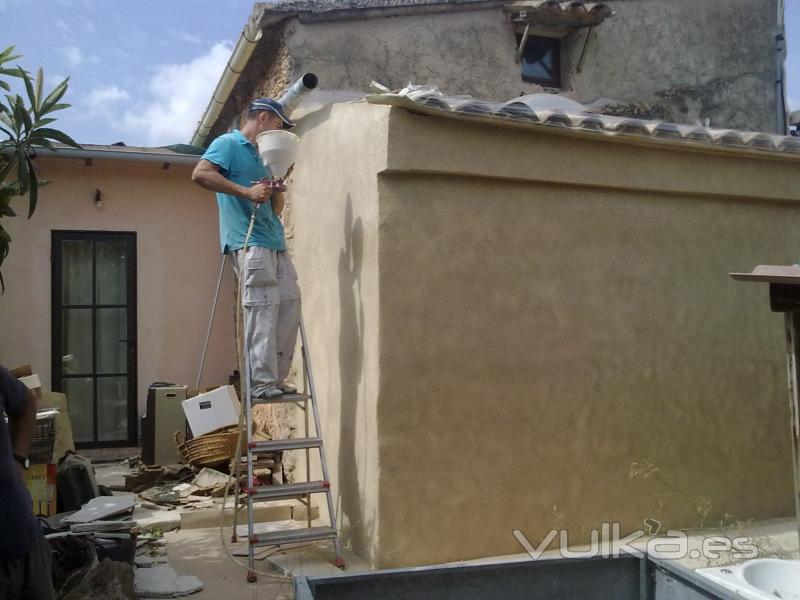 Proyeccin sobre fachada de vivienda en Sencelles.