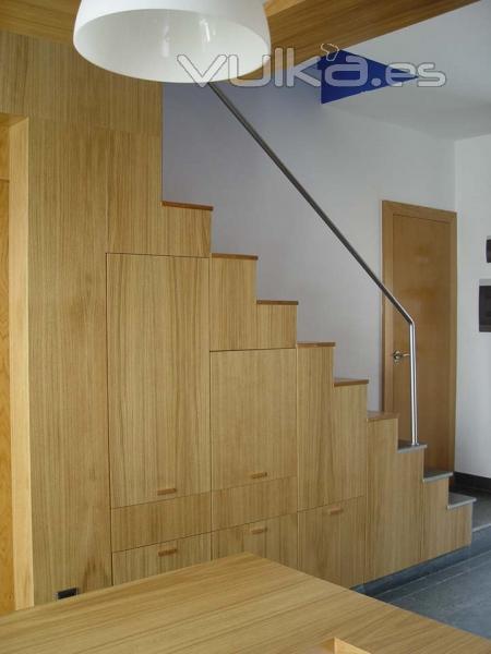 escalera en madera de roble con almacenamiento inferior