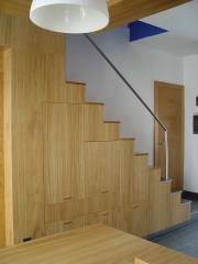 Escalera en madera de roble con almacenamiento inferior