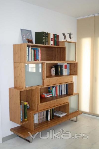 mueble estantería en bambú y vidrio