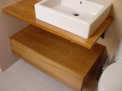 Mueble de bano a medida en madera de irocco