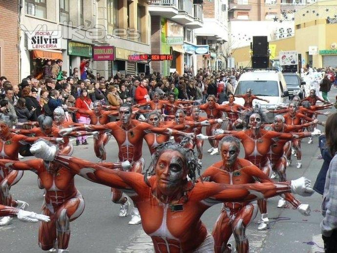 Trajes, baile, y maquillaje, buena conbinacion. Que bien lo pasamos....