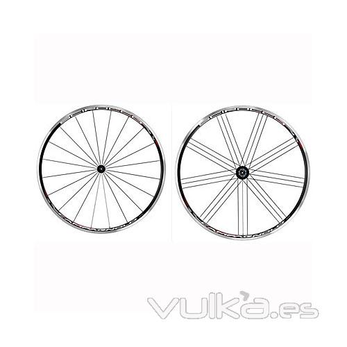 Juego ruedas bicicleta carretera CAMPAGNOLO SCIROCCO 2011 compatible 9, 10 y 11 vel, cubierta 1795 g