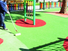 mantenimiento de suleos de caucho en areas infantiles