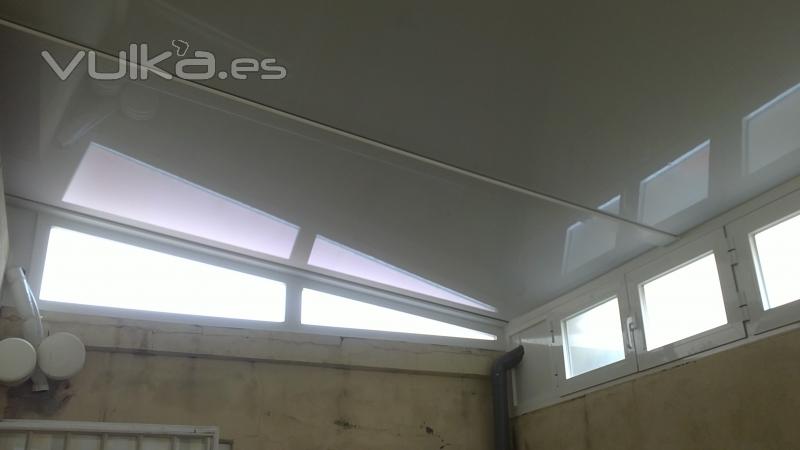 Cerramiento en techo y fijos de aluminio.