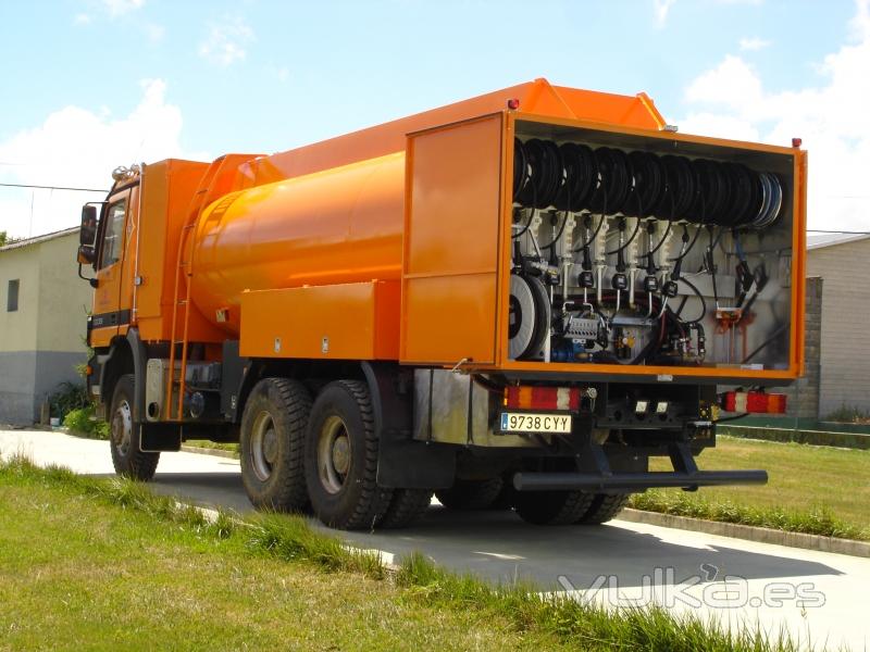 Camion cisterna para abastecimiento de maquinaria en obras (aceites, valvulina, agua, combustible..)