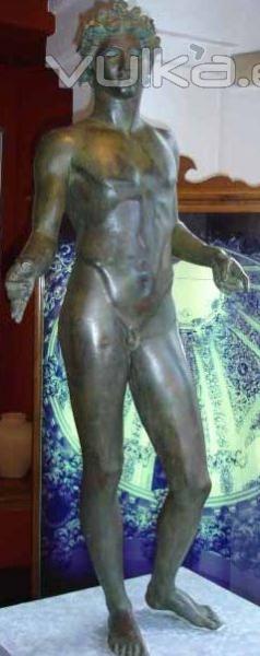 Escultura del EFEBO, en el Museo de Antequera, que está desequilibrado. Deben elevar en pie izquierd