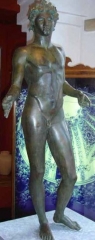 Escultura del efebo, en el museo de antequera, que esta desequilibrado deben elevar en pie izquierd