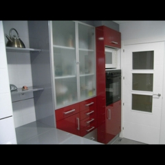 Zona torre horno-microondas y vitrinas en cocina