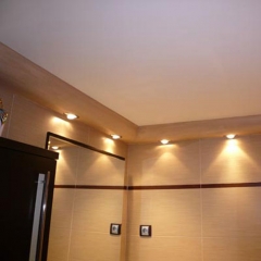 Detalle iluminacion en bano en moldura escayola pintada como baldosa