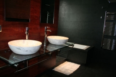 Piso Alferez Provisional.- Detalle de baño integrado en dormitorio con muro separación frente lavabo