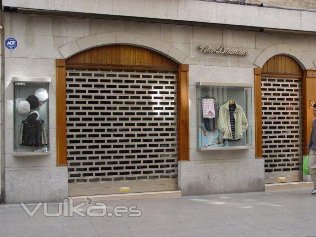 Puerta de seguridad COLLBAIX como gana el escaparate cuando ponemos una puerta COLLBAIX