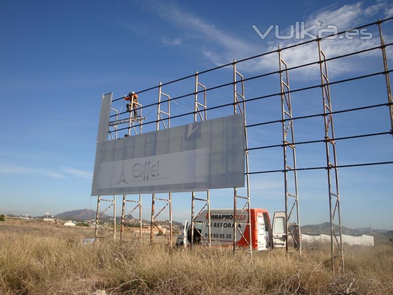 Montaje de vallas publicitarias de grandes dimensiones.