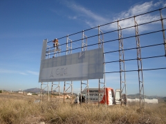Montaje de vallas publicitarias de grandes dimensiones