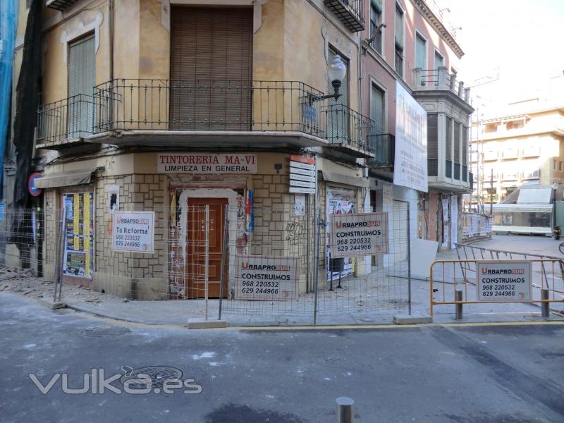 Demolicion de cornisas y salientes edf Plaza San Pedro Murcia Centro.