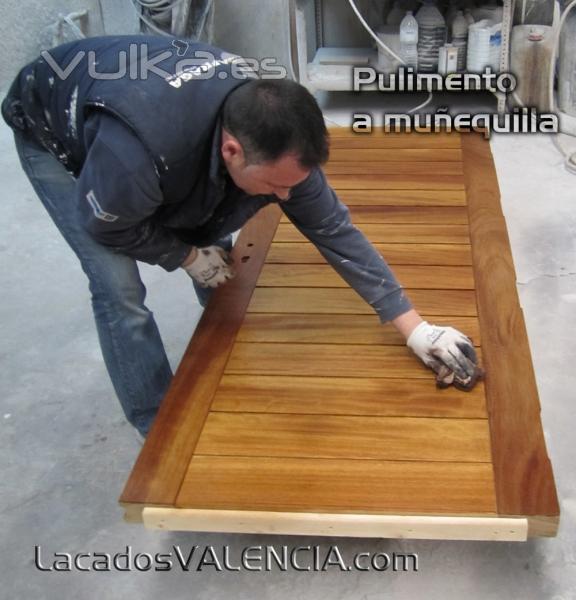 Pulimento de puerta a muñequilla con aspecto envejecido realizado con técnicas antiguas y duraderas