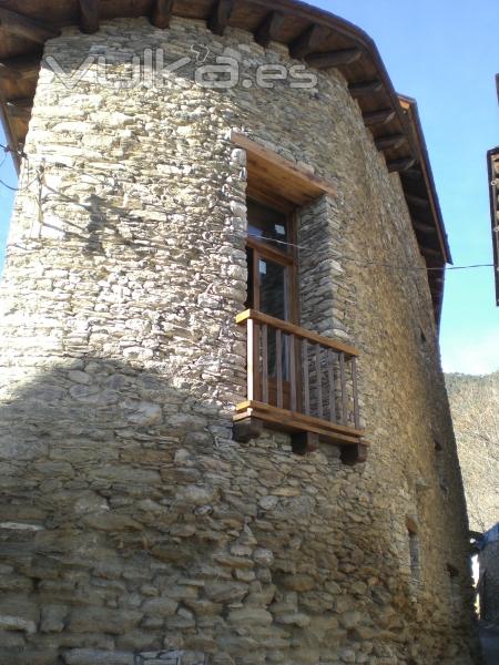 Reconstruccin rustica con viga redonda y colocacin de piedra a hueso. 