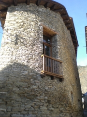 Reconstrucción rustica con viga redonda y colocación de piedra a hueso.