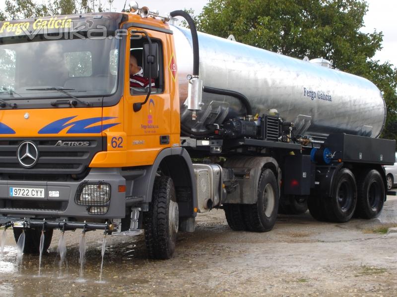 Camion cisterna para regado de pistas y carreteras en obras, con barredor delantero orientable