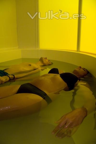 Flotarium sala  Ideado para las personas que sienten o sufren claustrofobia.  Es una bañera semi-cir