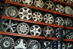 Zona de repuestos de llantas de coche