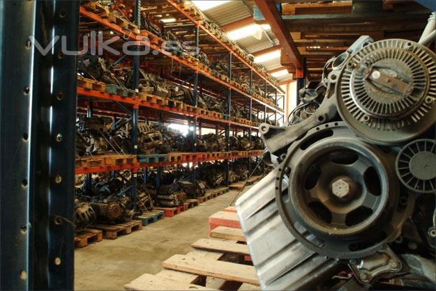 Zona de repuestos de motores de coches, motos y camiones.