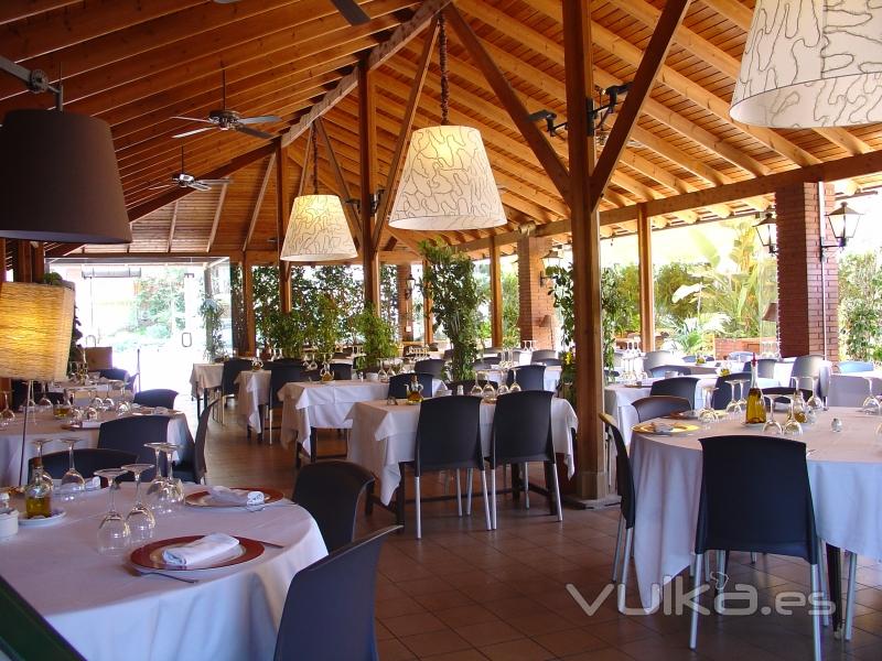 comedor con terraza ajardinada