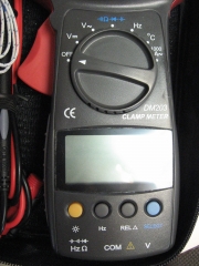 Detalle selector y pantalla de polimetro digital.