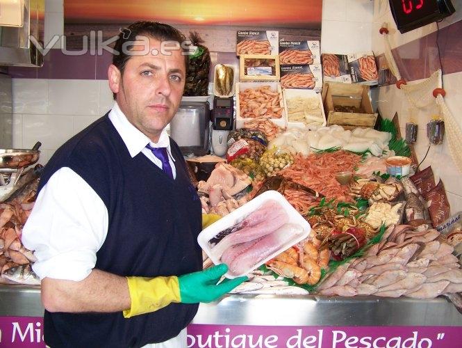 Servicio de limpieza total del pescado, y entrega en bandeja plastificada