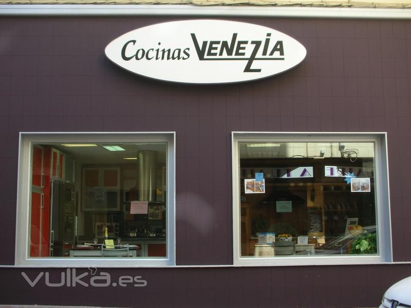 Nueva fachada cocinas venezia.