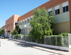 Fachada principal centro educacion secundaria en jabalquinto