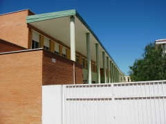 Fachada lateral centro educacion secundaria en jabalquinto