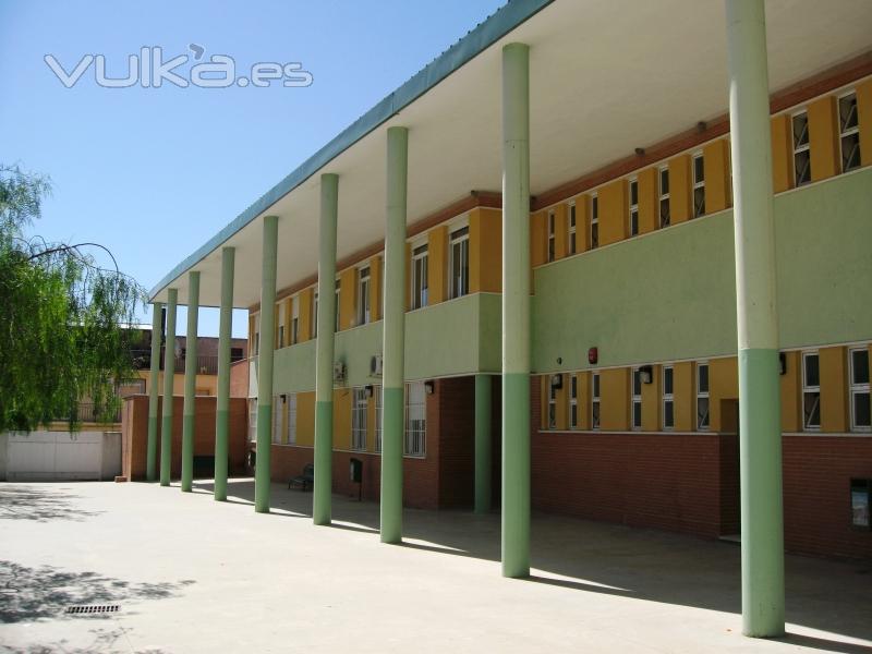 Fachada a patio de juegos Centro Educacin Secundaria en Jabalquinto