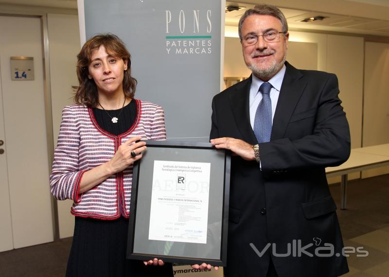 Paloma Fernandez Navas, Director General Corporativa recibiendo la certificacion de AENOR 