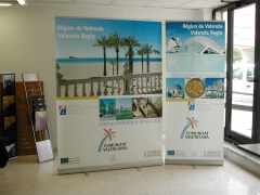 Expositor portatil tipo roll-up con grafica en impresion digital rotulos cebra