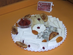Elige nuestras bandejasde quesos y embutidos ibericoscon jamon de teruel